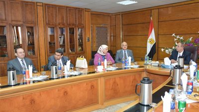 بالصور.. رواد وأساتذة قسم الصدر يكرمون إدارة جامعة أسيوط  