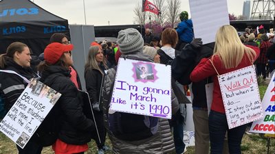 بالصور.. تظاهر الاف المعلمين للمطالبة بزيادة رواتبهم