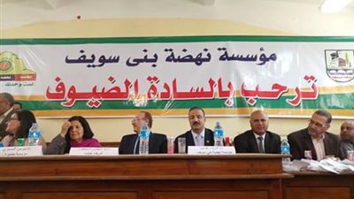 محافظ بني سويف يوزع 2000 نظارة على تلاميذ المدارس ضمن مشروع 