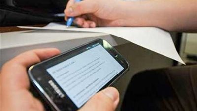 التعليم تعلن عقوبة حيازة هاتف محمول بالامتحانات 