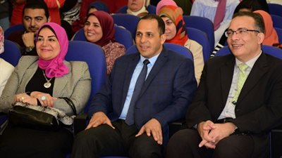بالصور.. تكريم ثلاث طلاب من جامعة دمنهور لحصولهم على المركز الاول فى القصة والشعر والادب 