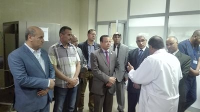 بالصور.. رئيس جامعة جنوب الوادي في زيارة لمستشفى التأمين الصحي بقنا لبحث أوجه التعاون