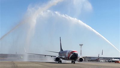 محمد صلاح ونجوم المنتخب القومي علي أول طائرة لمصر للطيران تهبط بمطار دوموديديفو بموسكو.. 