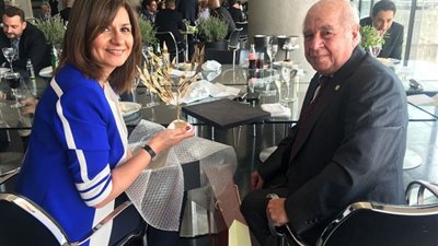 رئيس النادي المصري باليونان يهدي وزيرة الهجرة 