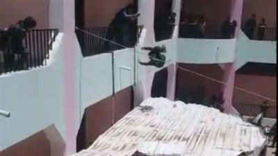 بالصور.. معلم يمني يرمي التلاميذ 