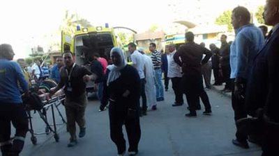 بالصور.. إصابة 36 طالبا فى حادث اتوبيس الإسماعيلية.. وخروج 30 حالة.. وحجز 6 بمستشفى جامعة القناة التخصصي 