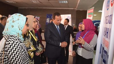 رئيس جامعة المنوفية يتفقد معرض طلاب قسم السموم والطب الشرعى  