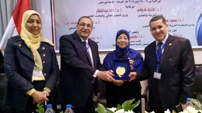 رئيس جامعة عين شمس يكرم مركز تعليم الكبار بجامعة المنوفية