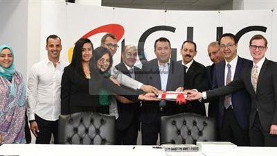 رئيس مجلس أمناء الجامعة الألمانية بالقاهرة يُسلم محافظ الأقصر براءة حق إستخدام حقوق الملكية الفكرية لدليل الهوية البصرية 