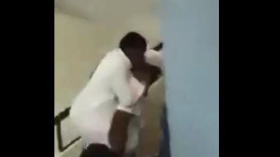 بالفيديو| معلم يحمل طالب لمساعدته في الوصول إلى فصله