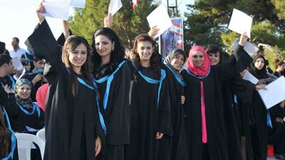 بالفيديو.. طالبة تختار أخاها المصاب بشلل دماغي لترقص معه  في حفل التخرج