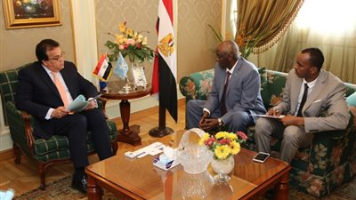 وزير التعليم العالى يبحث سبل تيسير الإجراءات على الطلاب الصوماليين الدارسين فى مصر