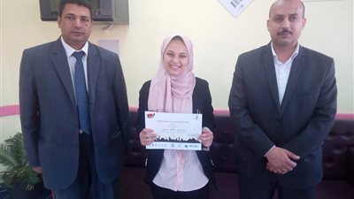 مدير التعليم العام بكفرالشيخ يهنىء طالبة 