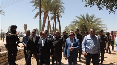 بالصور :مدير الامن العام  يقود حملات امنية مكبرة على القرى الملتهبة بسوهاج  