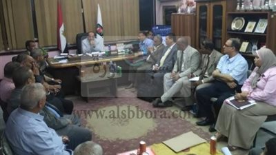 شلتوت يجتمع بمديري الإدارات التعليمية لبحث استعداداتها لامتحانات نهاية العام في سوهاج