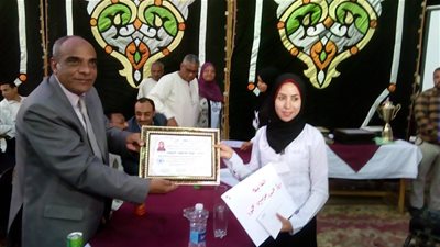 بالصور.. وكيل تعليم الأقصر يشهد حفل تكريم أوائل الثانوية الفندقية بإسنا