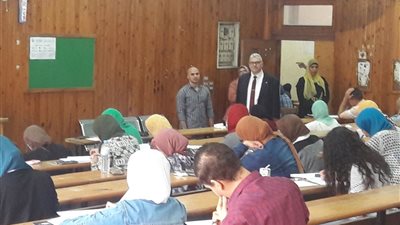 بالصور.. جولة تفقدية لعميد تجارة عين شمس للاطمئنان على سير امتحانات الفصل الدراسي الثاني