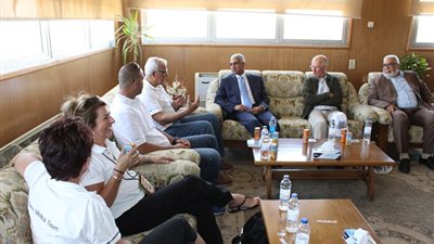 رئيس جامعة جنوب الوادي يستقبل 6 خبراء هولنديين في مجالات قسطرة القلب والتخدير وادارة المستشفيات