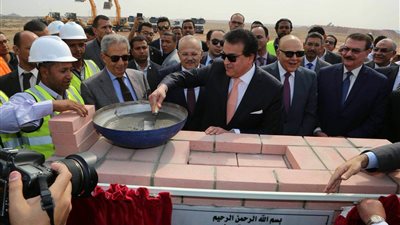 بالصور.. وزير التعليم العالى يضع حجر أساس الفرع الدولى لجامعة القاهرة بمدينة السادس من أكتوبر