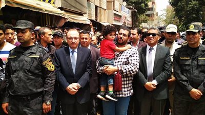  بالصور..  محافظ بنى سويف ومدير الأمن والمستشار العسكرى يتقدمون جنازة الشهيد الرائد  