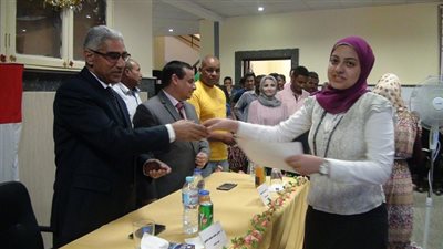 بالصور.. رئيس جامعة جنوب الوادي يشهد حفل ختام الانشطة الطلابية بكلية الصيدلة