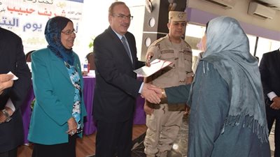 بالصور.. محافظ بني سويف  يكرم عدد من أسر الشهداء والأمهات المثاليات والايتام من أبناء المحافظة