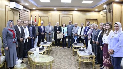 رئيس جامعة بنى سويف يلتقى بمحكمى تقييم مشروعات تخرج الدفعة الثانية بكلية الاعلام