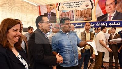 فى أجواء من الفرحة الغامرة وزغاريد الفائزين بالوحدات: وزير الإسكان يسلم عقود 4416 وحدة إسكان اجتماعى بمدينة الشروق