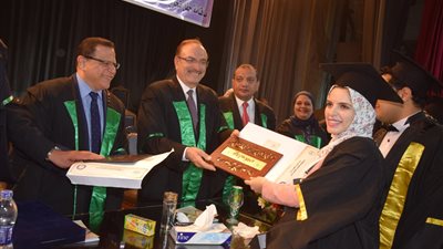 محافظ بني سويف يشهد حفل تخريج الدفعة الـ16 من كلية الطب