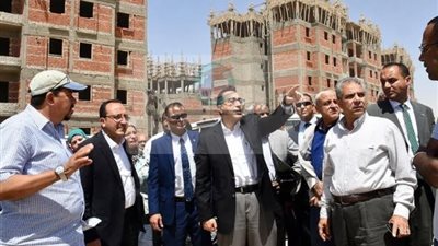  وزير الإسكان يتفقد وحدات الإسكان الاجتماعى التى يتم تنفيذها بمدينة 15 مايو