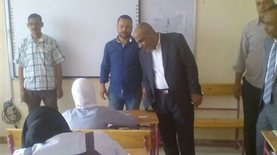 وكيل تعليم الأقصر يتابع سير الامتحانات بمدارس الطود 