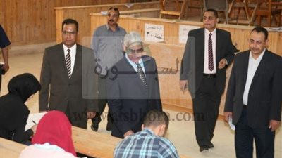 رئيس جامعة جنوب الوادي يتفقد امتحانات كليات الجامعة