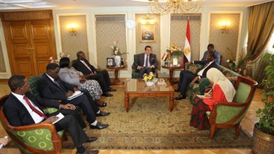 بالصور.. وزير التعليم العالى يبحث سبل تيسير الإجراءات على طلاب بوركينا فاسو الدارسين فى مصر 