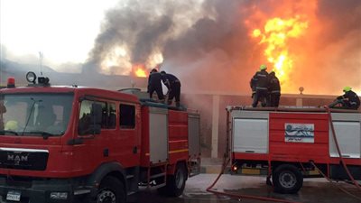 الدفع بـ 12 سيارة حريق للسيطرة على مصنع سكر كوم امبو