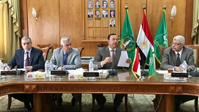 رئيس جامعة المنوفية يعقد لجنة المنشآت الجامعية