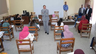 رئيس جامعة سوهاج يتفقد امتحانات كليتى الصيدلة والآداب