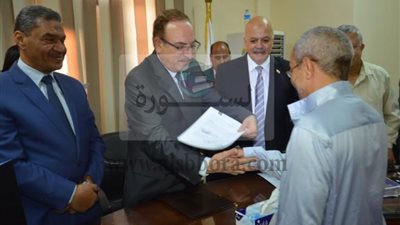  محافظ بني سويف  يسلم عقود التوظيف  لـ 19 من ذوي الإعاقة بشركة السويدي لنظم القوى