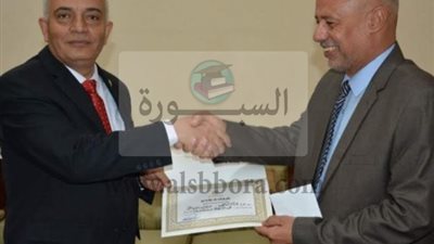 حجازى يكرم الفائز في المسابقة الثقافية للعاملين بديوان عام الوزارة 