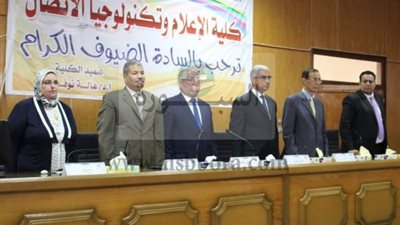 رئيس جامعة جنوب الوادي ووزير الثقافة السابق يفتتحان مشروعات التخرج لطلاب اعلام جنوب الوادي