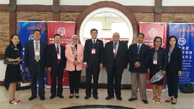 رئيس البرلمان الصيني يسلم جامعة عين شمس لوحة فصل كونفوشيوس 