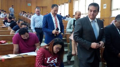 بالصور.. وزير التعليم العالي يتفقد سير أعمال الامتحانات بجامعة عين شمس
