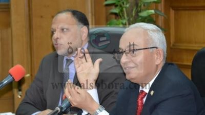 حجازى يناقش الاستعدادات النهائية مع رؤساء مراكز توزيع وتجميع كراسات امتحانات الثانوية العامة 