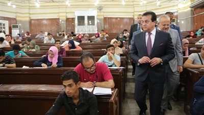 بالصور.. وزير التعليم العالي يقوم بزيارة مفاجئة لجامعة القاهرة للاطمئنان على سير أعمال الامتحانات