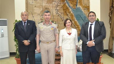 وزير التعليم العالى يستعرض تقريراً حول الفوج الرابع من الدورات التثقيفية لمعهد إعداد القادة بحلوان