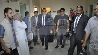 رئيس جامعة قناة السويس يتفقد العيادات الخارجية بالمستشفى الجامعي 