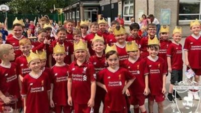بالصور.. اطفال ليفربول يدعمون محمد صلاح