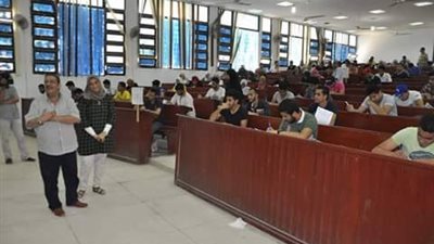 بالصور.. 8400 طالب يؤدون امتحانات آخر العام بتجارة قناة السويس