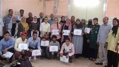 مدير إدارة ارمنت التعليمية بالأقصر يكرم الطلاب المتفوقين دراسيا