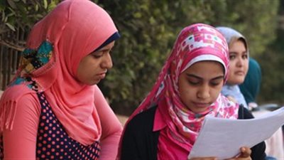 خروج طالبتين بالثانوية العامة من لجان امتحان العربى بمدرسة السيدة خديجة بأكتوبر 