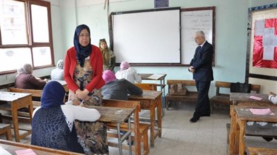 شوقي يتفقد لجان امتحان الثانوية العامة.. ويطمئن على سير العملية الامتحانية 